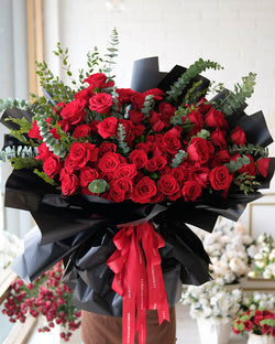 One Hundred Romantic Red Roses